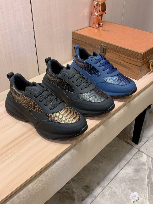 新款: 厂价 古奇Gucci* 最新爆款休闲鞋，顶端品牌 奢侈～代购，顶级～质量。 鞋面選用进口透气牛皮搭配材质透气羊皮垫脚 精细做工。原版个性时尚柔软橡膠耐磨