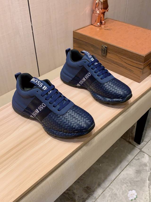 新款: 厂价 Boss* 最新爆款休闲鞋，顶端品牌 奢侈～代购，顶级～质量。 鞋面選用进口透气牛皮搭配编织牛皮材质透气羊皮垫脚 精细做工。原版个性时尚柔软橡膠耐