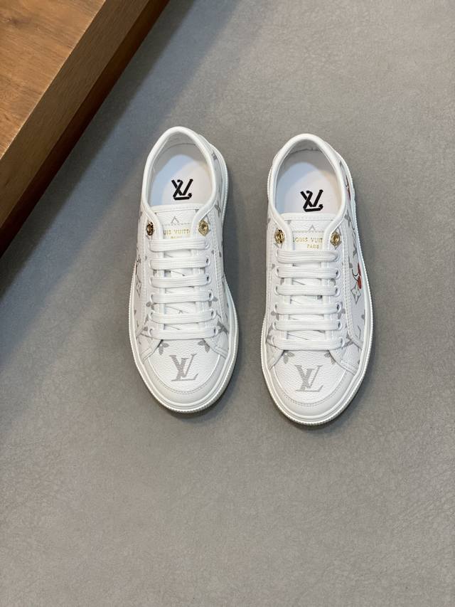 Louis Vuitton 路易威登 -高端品质 原单 情侣装 休闲运动板鞋 -鞋面：纳帕小牛皮、品牌图腾布匹、鞋舌.后跟；丝印品牌Logo -内里：水染牛皮，