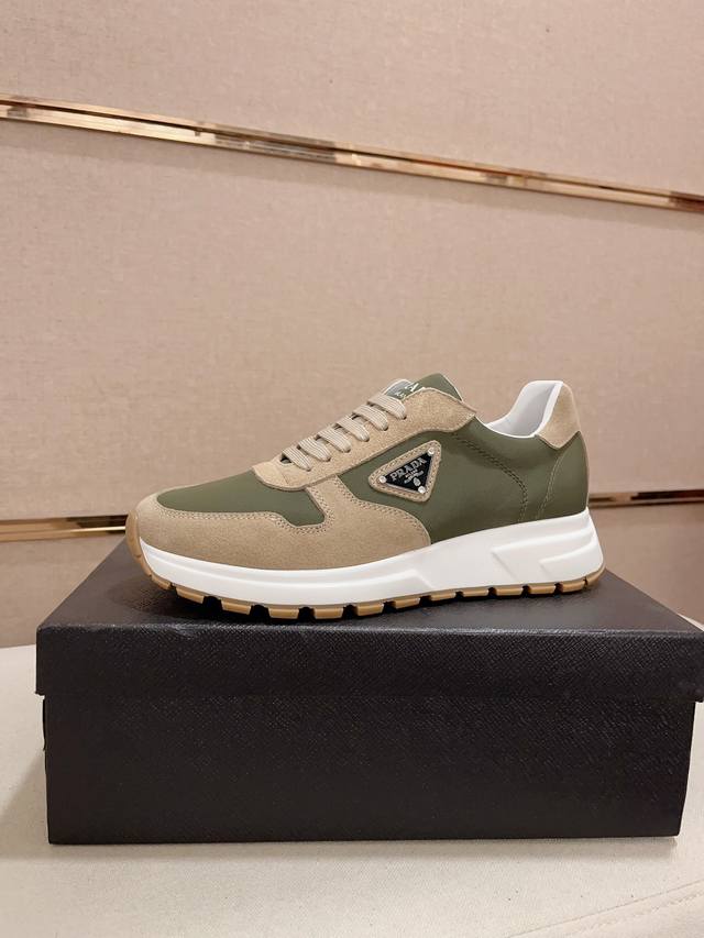 高版本 高品质新款Prada 普拉达 专柜同步上市， 新款男鞋、面料精选头层牛皮透气布料工艺制作而成。内里:全牛皮内里。高端气垫开模防滑橡胶大底，精美线条、简约