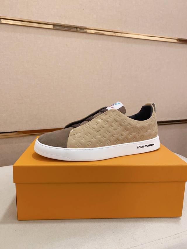 Lv 路易威登。最新潮鞋休闲鞋实体店爆款38-44码。 新品春夏季舒适进口定制原版牛皮，独特提花面料元素设计。搭配羊皮内里，Lv原版底， 高端包装高品质细节决定
