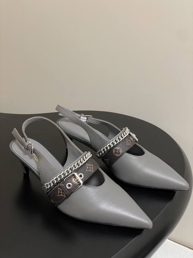 25Ss夏季新款 Louis Vuitton 路易威登 Lv Vibe 链条后空平底凉鞋尖头猫跟高跟凉鞋 本款 Lv Vibe 露跟高跟鞋以柔软羊皮革塑就瞩目构