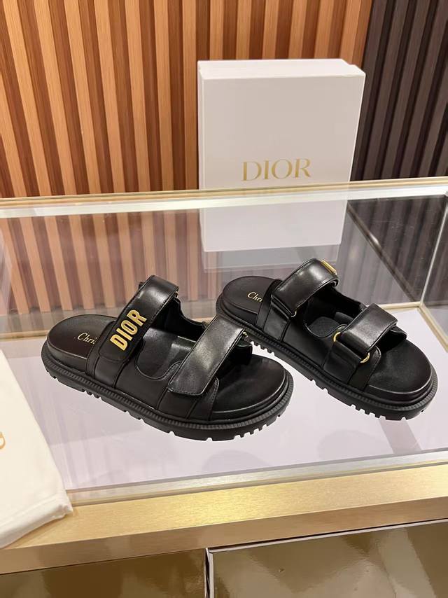 Dior经典爆款凉拖 踏入Dior拖鞋的时尚领地，邂逅优雅与舒适的极致融合。鞋面以精湛刺绣工艺，镌刻着Christian Dior Paris标志，细腻针法诉说
