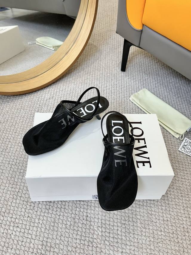最新罗意威Loewe 25Ss夏季限定拖鞋，真正空调鞋，加若隐若现的美感，上脚真的太美了！！！强烈推荐，超级懒人时装拖，三种穿法，明星博主同款！ 面料：羊皮 里