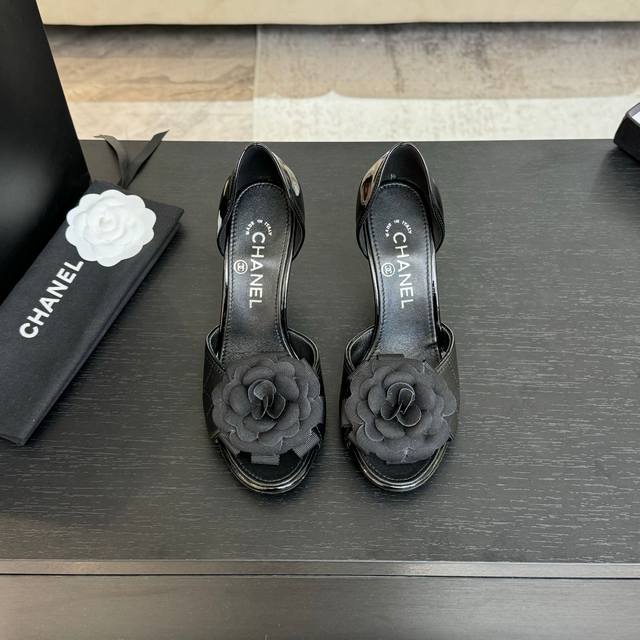 Chanel 25C春夏新品山茶花 中后空 凉鞋 系列 这一季山茶花系列真的超美 香奶奶家一贯的优雅名媛气质 高级感十足！上脚非常Nice～ 不管光脚穿或搭配裙