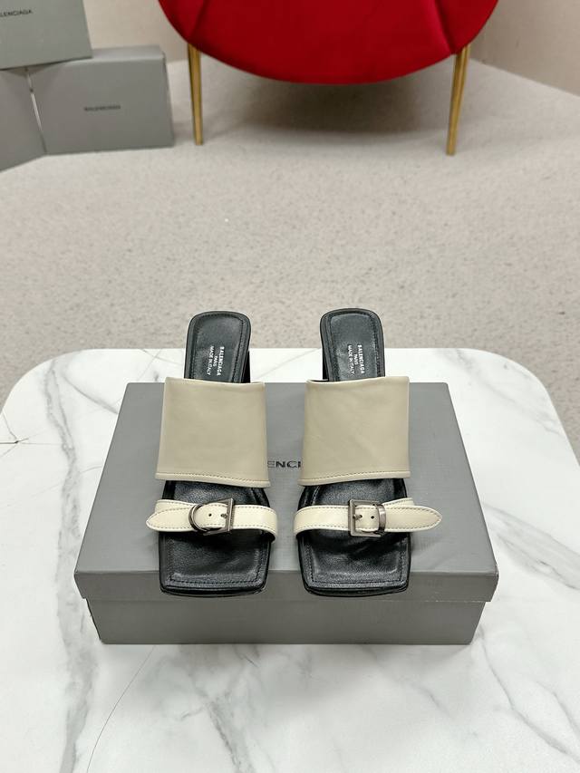 Balenciaga巴黎世家 25Ss 夏季新款 高跟方头夹脚人字拖鞋 将时髦发挥到极致的 整双鞋的精髓就是它的鞋头了， 并且不带臃肿感，非常高级并且显瘦，而且