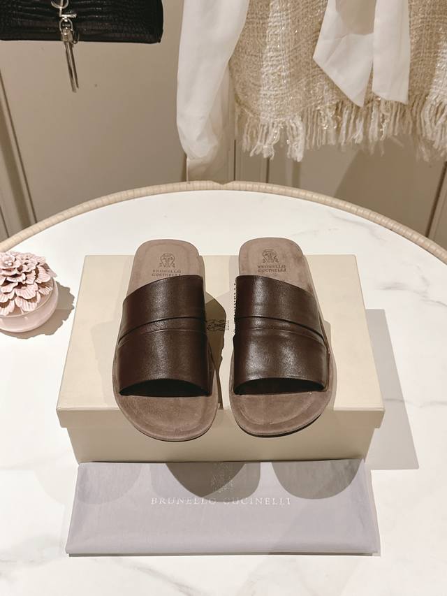 市场最高品质］ Brunello Cucinelli Bc平底拖鞋。材质：进口牛京 纯手工串联珠链配饰。真皮大底码数：35-42 40、41、42定制不退换 用