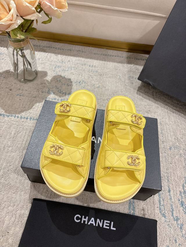 工厂P价 女装女鞋 运动原单 C家新款魔术贴凉拖鞋顶级专柜品质 每年必入的经典款之一！新出的精致小香扣搭配设计 更加彰显质感和品味～所有材质都根据原版定制！皮条