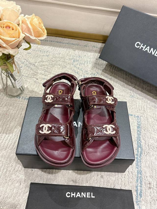 工厂P价 女装女鞋 运动原单 C家魔术贴凉拖鞋 凉鞋顶级专柜品质 每年必入的经典款之一！小香不同设计扣饰搭配设计 粗格纹设计，更加彰显质感和品味～所有材质都根据