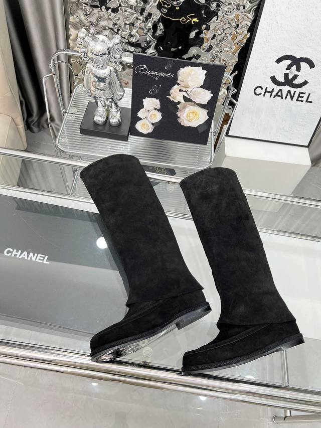 工厂P价 女装女鞋 运动原单 2025Chanel 被香奈儿这双靴子狠狠拿捏了 高丝光牛反绒质感高级又温柔 经典双C标志 低调彰显身份 米白清新 黑色百搭 不管