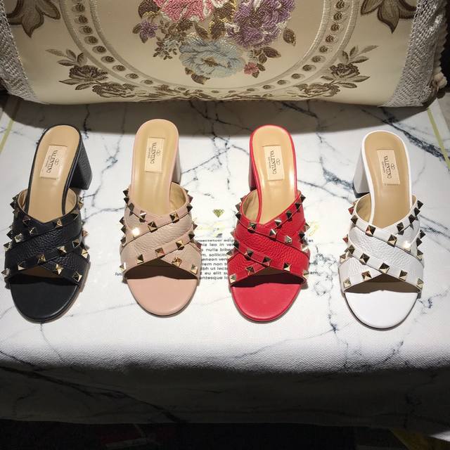 调工厂P价 女装女鞋 运动原单华伦天奴 Valentino 超经典的简约不简单的拖鞋。顶级版本！ 面料：荔枝纹牛皮。 内里：印度羊皮。 意大利真皮大底。 4个颜