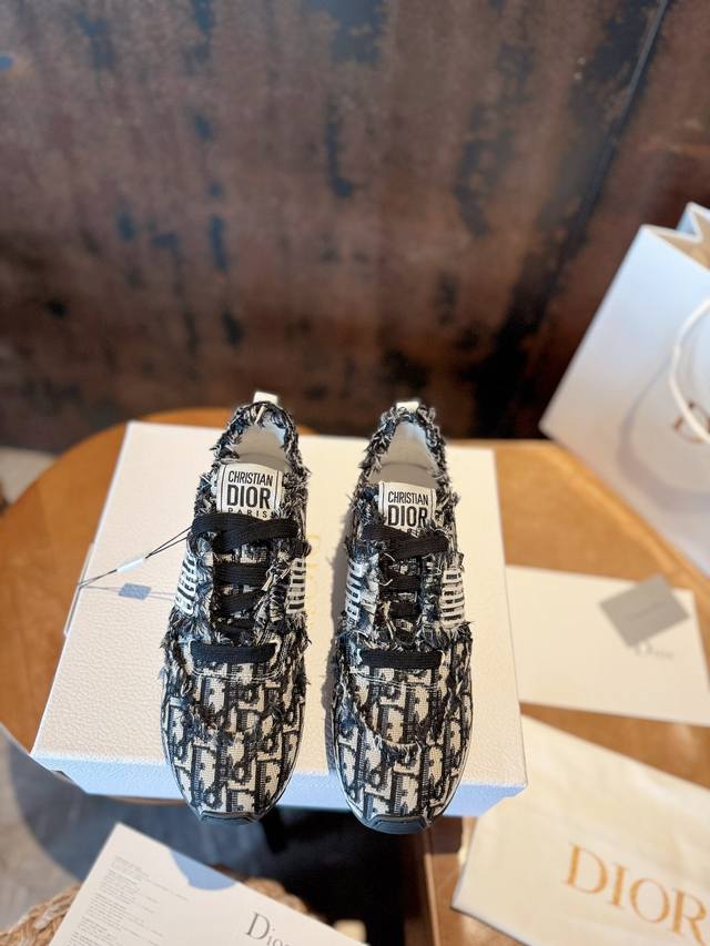 工厂P价 女装女鞋 运动原单 高版本.原版购入开发 重工型H Or 这款Dior Vibe迪奥平底休闲鞋融入 Dior 的经典元素风格低帮休闲平底潮鞋板鞋单品