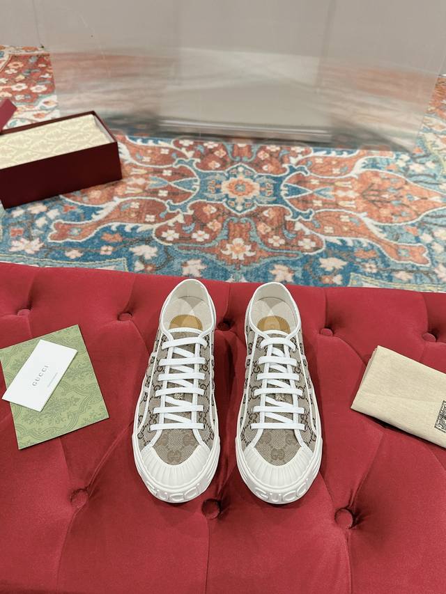 工厂P价 女装女鞋 运动原单 Gucci 最新款帆布鞋春夏季最热门牛仔帐布鞋，休闲平板鞋 经典升级更耐看，上脚舒适 面料:牛仔帆布面 内里:透气布内里，中间层贴