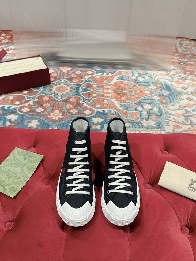 工厂P价 女装女鞋 运动原单 Gucci 最新款帆布鞋最新火爆牛仔布鞋，休闲平板鞋 经典升级更耐看，上脚舒适 面料:牛仔帆布面 内里:透气布内里，中间层贴Pu皮