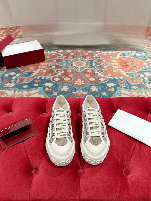 工厂P价 女装女鞋 运动原单 Gucci 2025 这款运动鞋以标志性Gg帆布匠心打造，将典藏设计与现代美学巧妙糅于一体。大胆前卫的廓形配以 Gucci 印花压