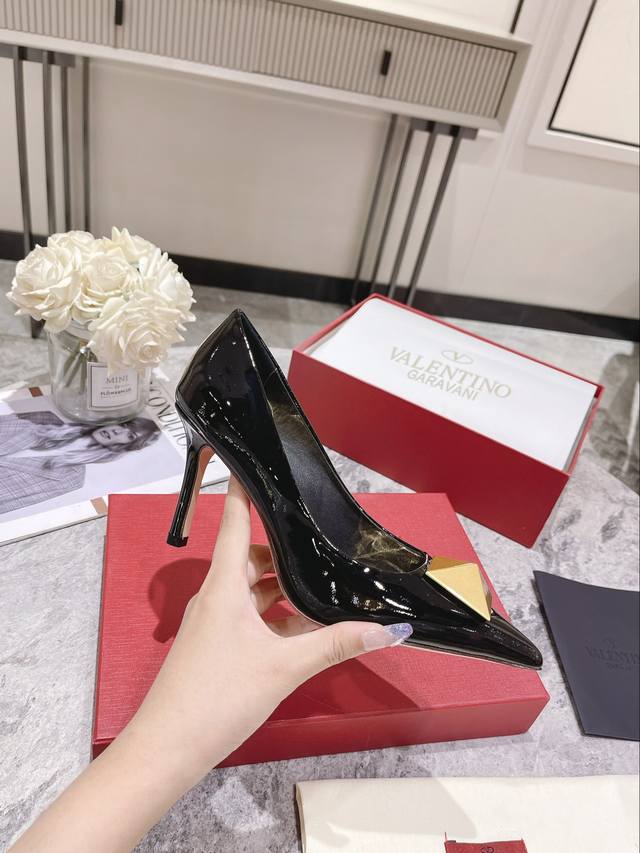 工厂P价 女装女鞋 运动原单顶级版本 华伦天奴 秋冬新款女士单鞋 独特的 金字塔 大铆钉五金衬托出满满的高级感，新一季不负期待！ 值得入手★柒皮绝对的上档次原版