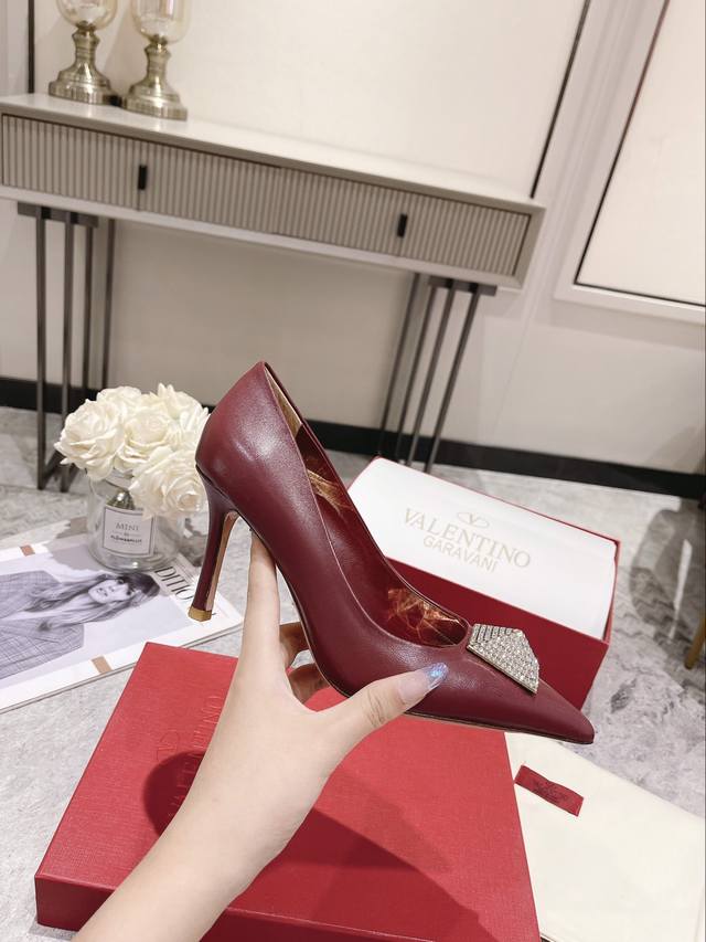 工厂P价 女装女鞋 运动原单顶级版本 华伦天奴 秋冬新款女士单鞋 独特的 金字塔 大铆钉五金 纯手工镶钻 衬托出满满的高级感，新一季不负期待！ 值得入手★柒皮绝