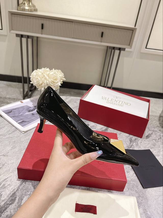 工厂P价 女装女鞋 运动原单顶级版本 华伦天奴 秋冬新款女士单鞋 独特的 金字塔 大铆钉五金衬托出满满的高级感，新一季不负期待！ 值得入手★柒皮绝对的上档次原版