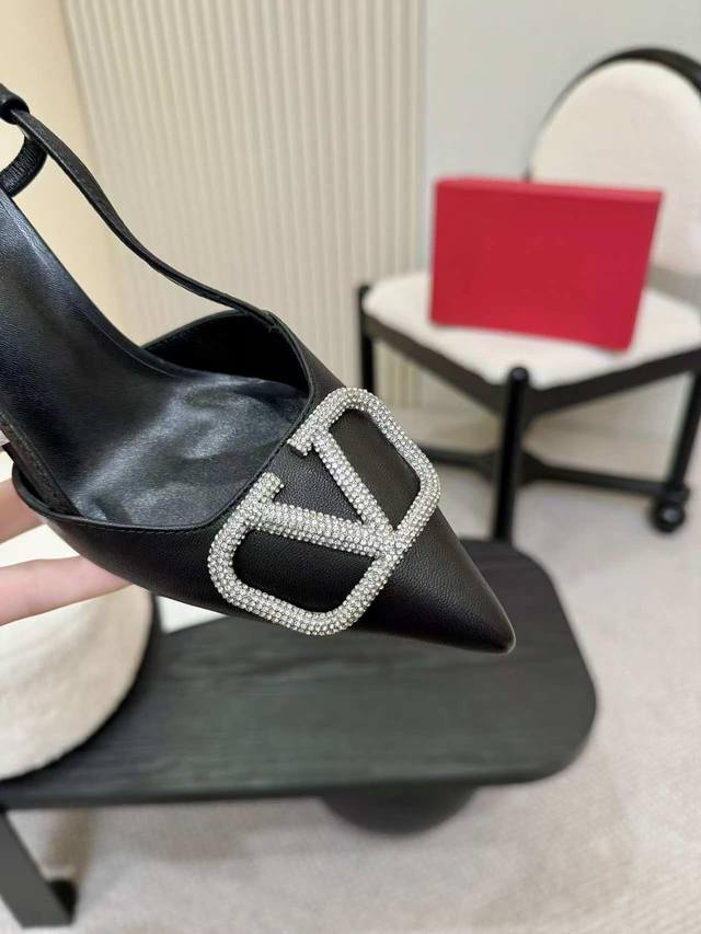 工厂P价 女装女鞋 运动原单克洛施钻扣 Valentino.华伦天奴大V扣凉鞋秘专柜最新系列 正品级版本 细节完美 正品一比一打造 所有细节正品一致 上脚非常修