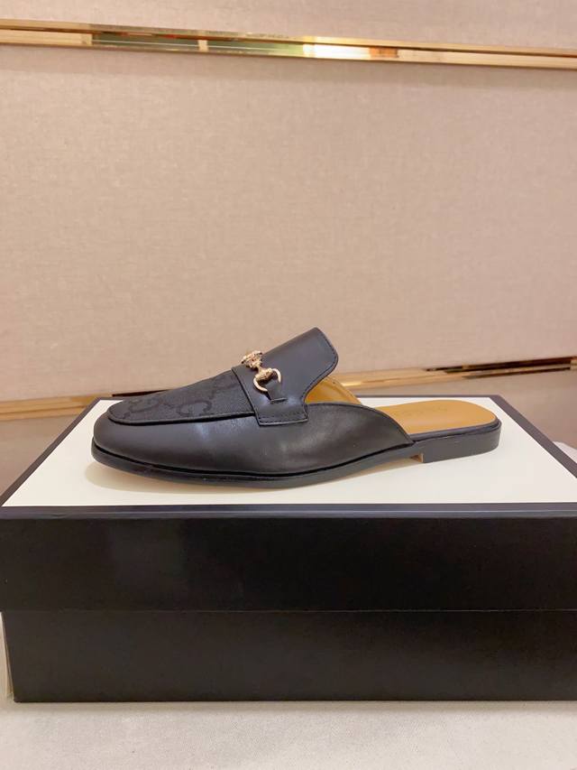 调工厂P价 男装男鞋 运动原单 Gucci 古奇 。最新潮鞋休闲包头拖实体店爆款38-44码。 新品舒适进口定制原版牛皮，独特亮片元素设计。搭配羊皮内里，原版底