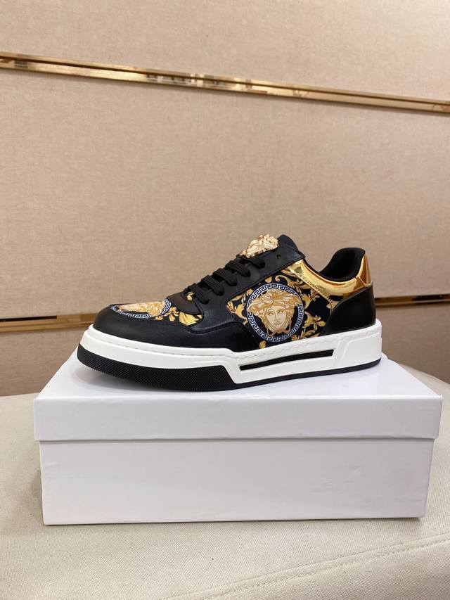 调工厂P价 男装男鞋 运动原单 新款Versace 范思哲 鞋面进口牛皮内里进口羊皮内里 。原版大底开模，每一位男士的身份衬托，上脚大气稳重高端定制专柜原版复刻
