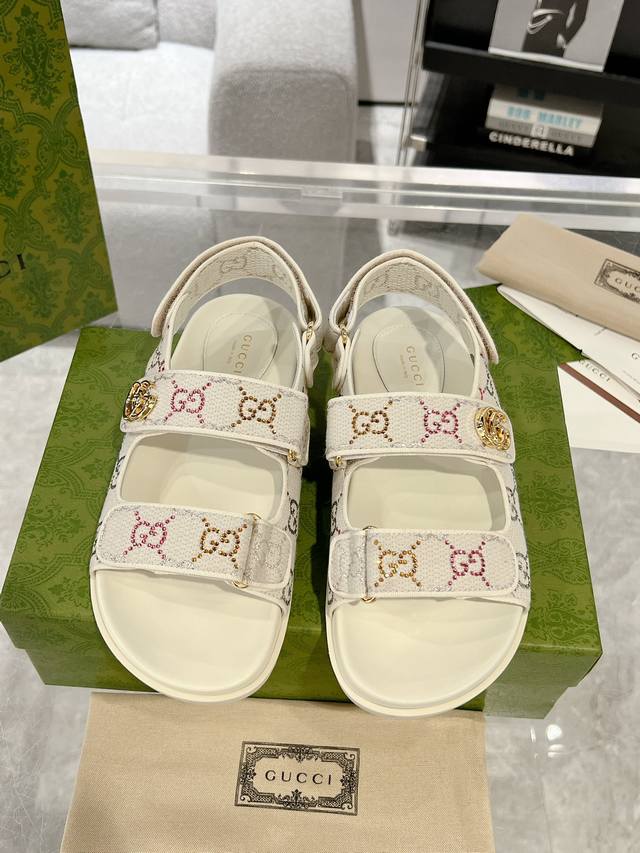 工厂P价 女装女鞋 运动原单钻面最新Guccl24Ss新品 双G女士魔术贴凉鞋 这款平底凉鞋采用魔术粘带设计，现代感十足且充满运动气息，带来舒适感受。这款配饰以