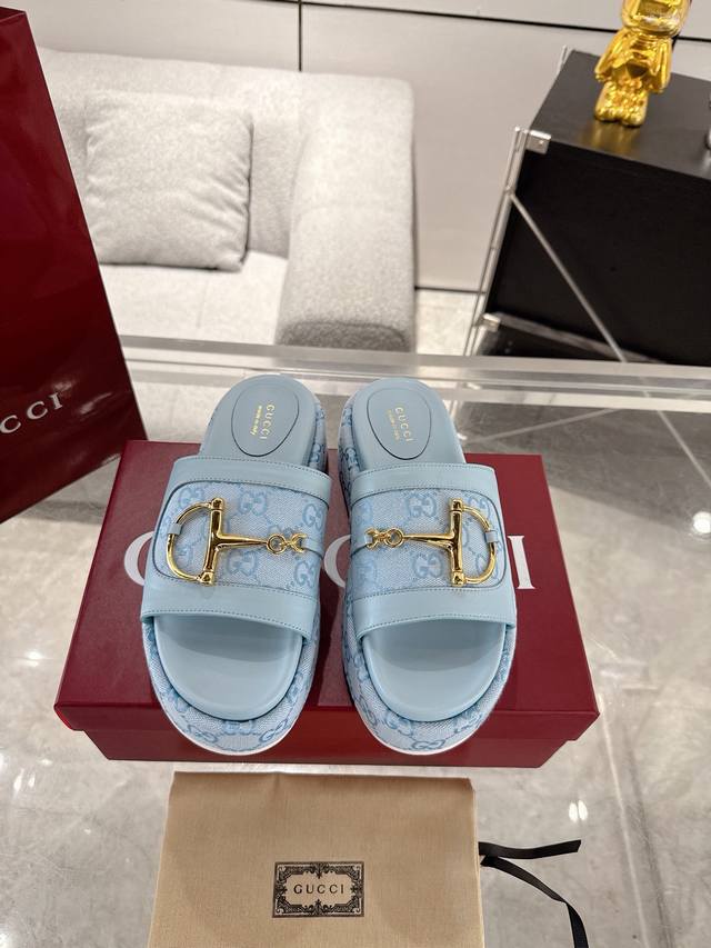 工厂P价 女装女鞋 运动原单新款Gucci 大D半马衔扣厚底拖鞋标志性的马衔扣定义了这一双厚底拖鞋。皮革鞋底和可调节的踝部闭合设计完善了风格，增强了其现代精神。
