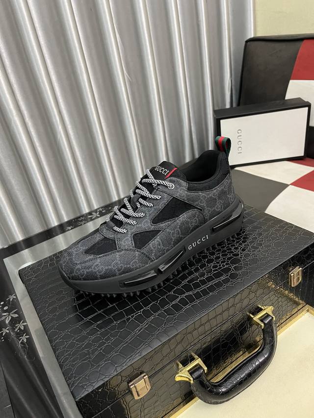 出厂价Pp： 古奇Gucci 最新爆款休闲鞋，顶端品牌 奢侈～代购，顶级～质量。专柜同卖产品 面料原版压纹小牛皮 舒适的羊皮内里 ，码数：38-443色可选