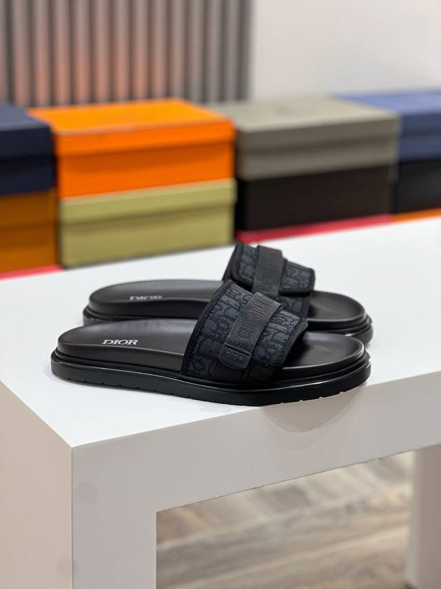 Dior 顶级版 Size39-44 38.45定做 Ss迪奥最新男款拖鞋必备。 Dior Alias男士真皮拖鞋 这款 Alias 凉鞋夏季新品，彰显休闲高雅