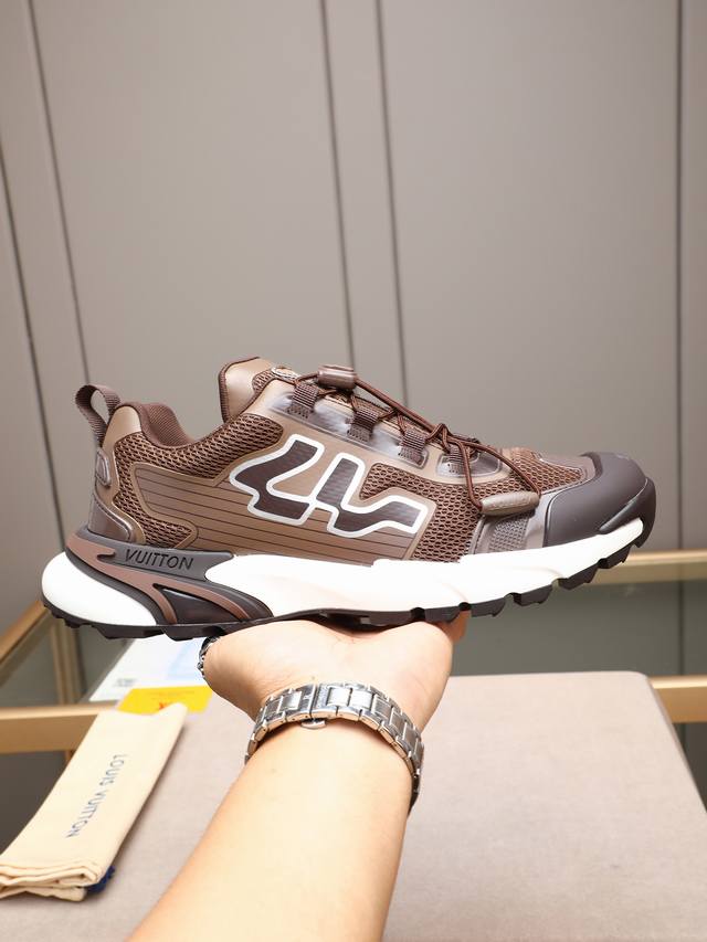 Lv路易威登 L家驴牌Runner Tatic系列 厚底 休闲 运动鞋 跑鞋 本款 Lv Runner Tatic 运动鞋融合网格面料和饰带等科技材质，演绎传统