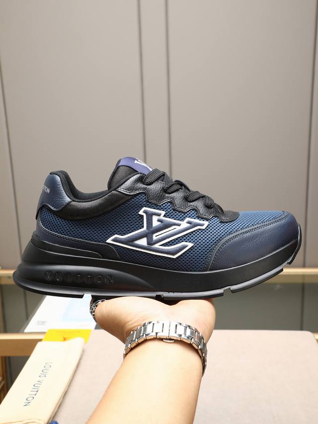路易 L家驴牌 厚底 休闲 运动鞋 以光滑牛皮革塑造考究设计，可轻松融入各式造型。瞩目 Lv 字母标注鞋侧，轻盈橡胶外底点缀 Vuitton 标识 底厚：4Cm