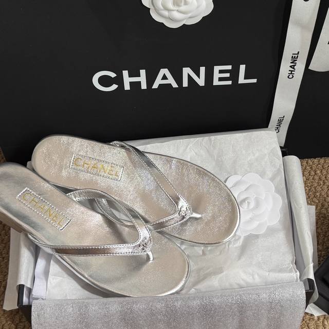 Size: 35-39 40 41订做不退不换 Chanel 香奈儿24S人字拖 自留款，进口植物纤维 真皮底，镶钻Logo点缀，上脚美到爆，简简单单，夏天必须