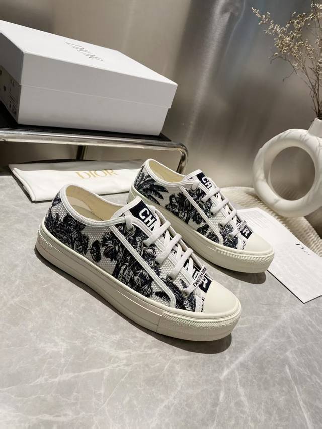 上新啦 Dior 迪奥 Dioriviera Walk'n'dior 运动鞋，采用太空蓝和白色棉质刺绣 Palms 茹伊印花设计 在时尚的舞台上，Dior刺绣鞋