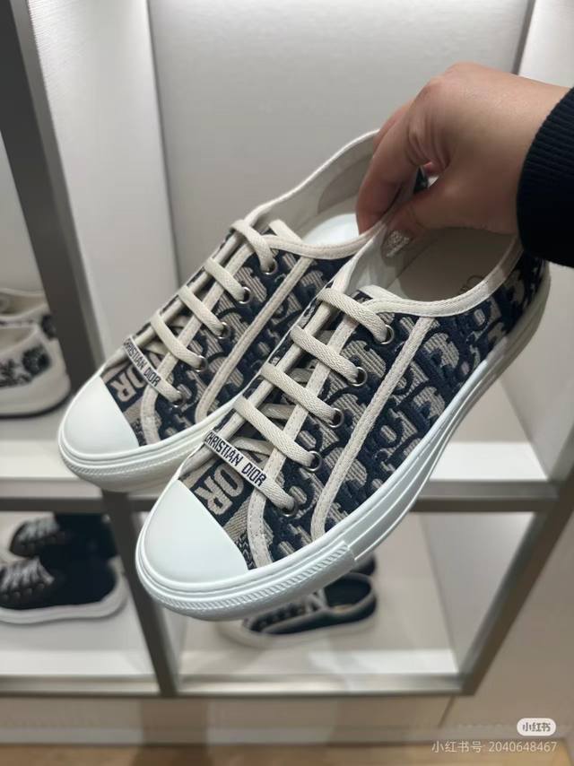 D家上新啦，与官网同步 出厂价Pp 元 Walk N Dior 刺绣帆布鞋系列 全棉丝双面立体刺绣 此款鞋所有材料均为原版开模，上至五金，鞋带，大底，Pu中垫.