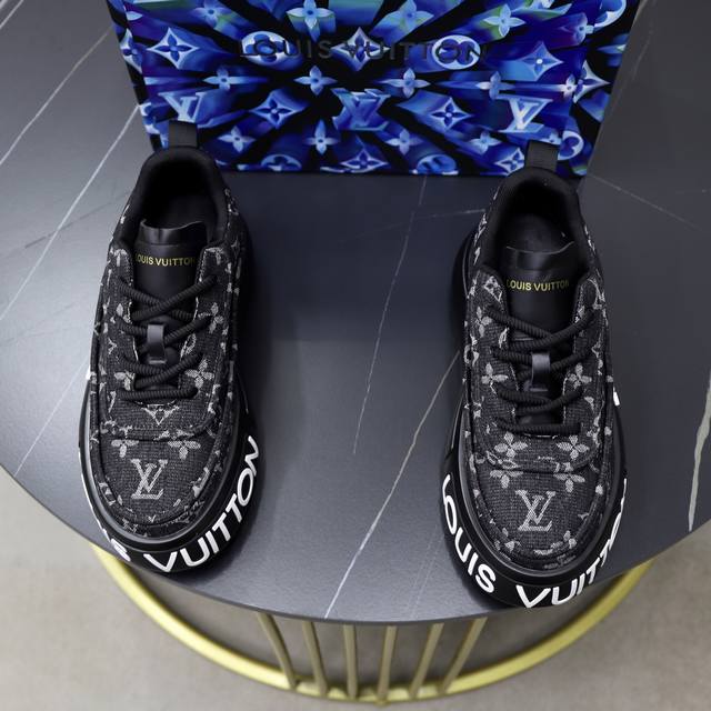 出厂价Pp： Lv 路易威登男鞋高端品牌，新款上市，顶级奢侈品牌，最新時尚休闲男鞋，潮流百搭之款，轻松运动风，鞋面小牛皮加超精细做工。原版个性时尚橡膠耐磨大底，