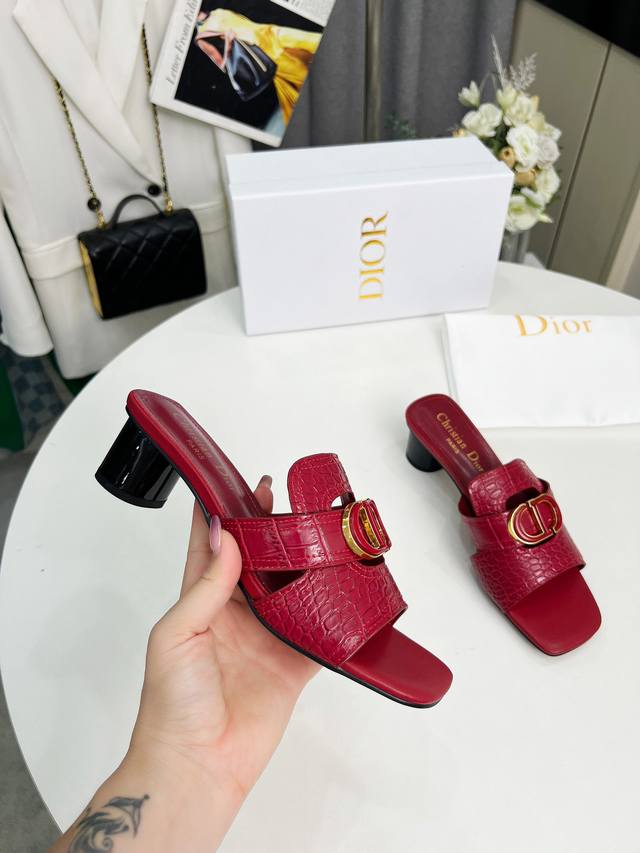 Dior春夏新款 鳄鱼纹 羊皮内里+双层扣 跟高4.5Cm 码数35-42 橡胶底 真皮大底230