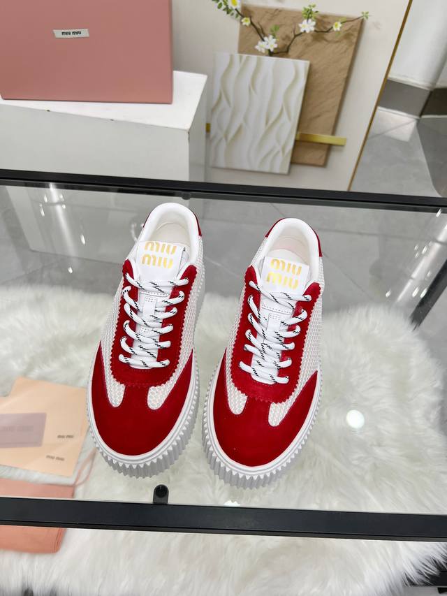 实价 缪缪Miumiu新款上市 Miumiu25年新款 厚底饼干鞋 最新走秀款，经典升级 舒适度与时髦度并存 每个颜色搭配都好看，设计搭配不同风格需求 鞋面：原