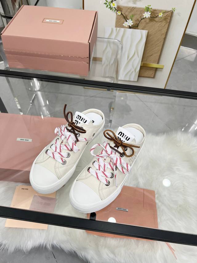 实价 缪缪Miumiu 新款上市 2025年最新走秀款，经典升级 舒适度与时髦度并存 经典黑白款百搭 软底软面设计透气性好，随便怎么穿都好看，设计搭配不同风格需