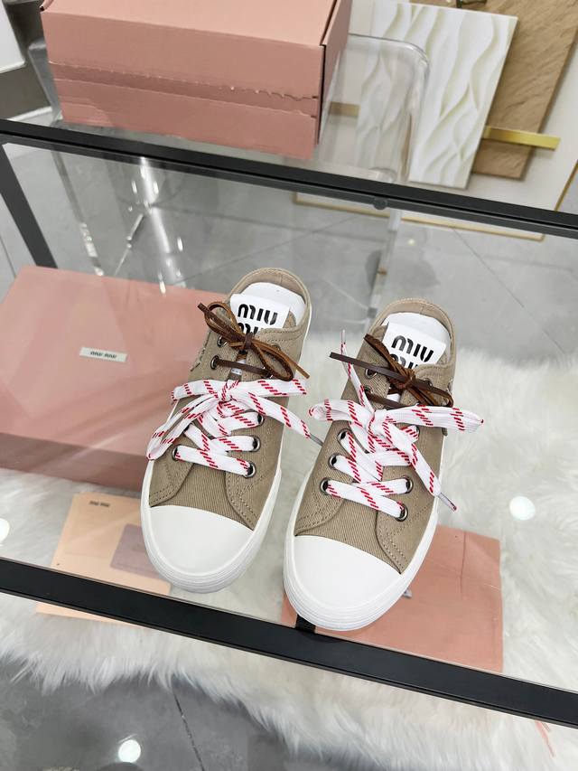 实价 缪缪Miumiu 新款上市 2025年最新走秀款，经典升级 舒适度与时髦度并存 经典黑白款百搭 软底软面设计透气性好，随便怎么穿都好看，设计搭配不同风格需