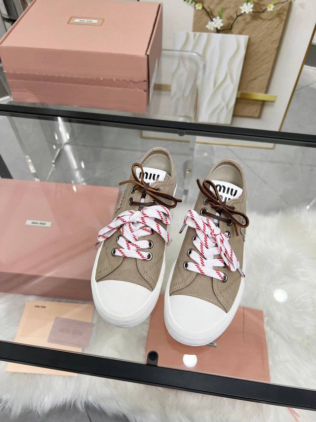 实价 缪缪Miumiu 新款上市 2025年最新走秀款，经典升级 舒适度与时髦度并存 经典黑白款百搭 软底软面设计透气性好，随便怎么穿都好看，设计搭配不同风格需