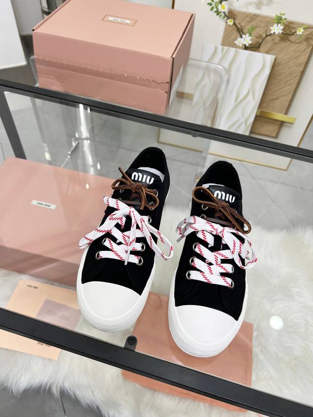 实价 缪缪Miumiu 新款上市 2025年最新走秀款，经典升级 舒适度与时髦度并存 经典黑白款百搭 软底软面设计透气性好，随便怎么穿都好看，设计搭配不同风格需