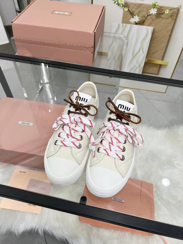 实价 缪缪Miumiu 新款上市 2025年最新走秀款，经典升级 舒适度与时髦度并存 经典黑白款百搭 软底软面设计透气性好，随便怎么穿都好看，设计搭配不同风格需