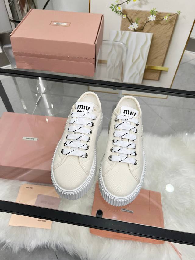 实价 缪缪Miumiu 新款上市 Miumiu25年新款 厚底饼干鞋 最新走秀款，经典升级 舒适度与时髦度并存 每个颜色搭配都好看，设计搭配不同风格需求 鞋面：