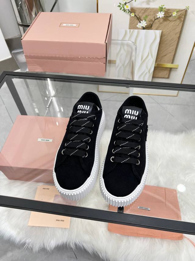 实价 缪缪Miumiu 新款上市 Miumiu25年新款 厚底饼干鞋 最新走秀款，经典升级 舒适度与时髦度并存 每个颜色搭配都好看，设计搭配不同风格需求 鞋面：