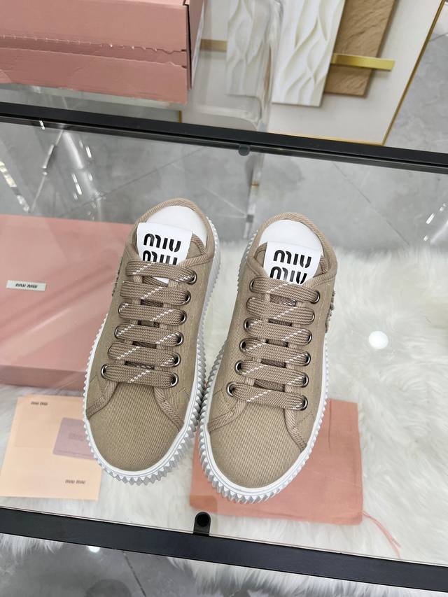 实价 缪缪Miumiu 新款上市 Miumiu25年新款 厚底饼干鞋 最新走秀款，经典升级 舒适度与时髦度并存 每个颜色搭配都好看，设计搭配不同风格需求 鞋面：