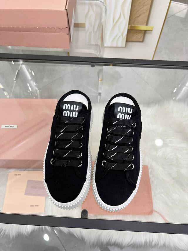 实价 缪缪Miumiu 新款上市 Miumiu25年新款 厚底饼干鞋 最新走秀款，经典升级 舒适度与时髦度并存 每个颜色搭配都好看，设计搭配不同风格需求 鞋面：