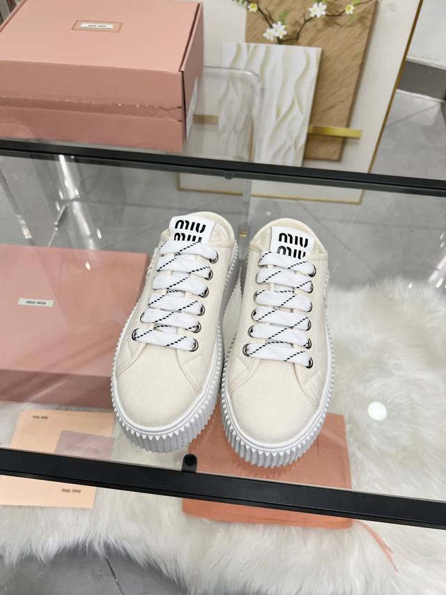 实价 缪缪Miumiu 新款上市 Miumiu25年新款 厚底饼干鞋 最新走秀款，经典升级 舒适度与时髦度并存 每个颜色搭配都好看，设计搭配不同风格需求 鞋面：