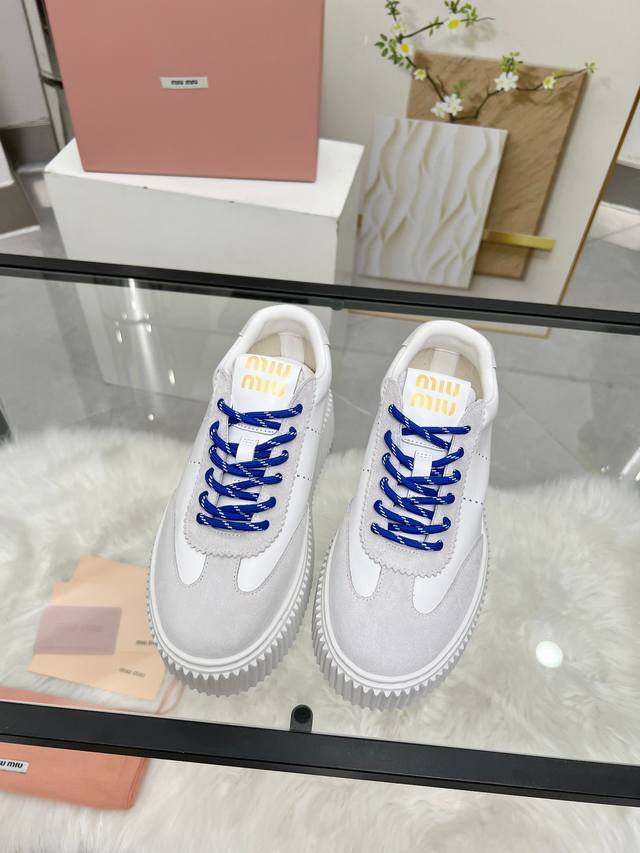 实价 缪缪Miumiu新款上市 Miumiu25年新款 厚底饼干鞋 最新走秀款，经典升级 舒适度与时髦度并存 每个颜色搭配都好看，设计搭配不同风格需求 鞋面：原