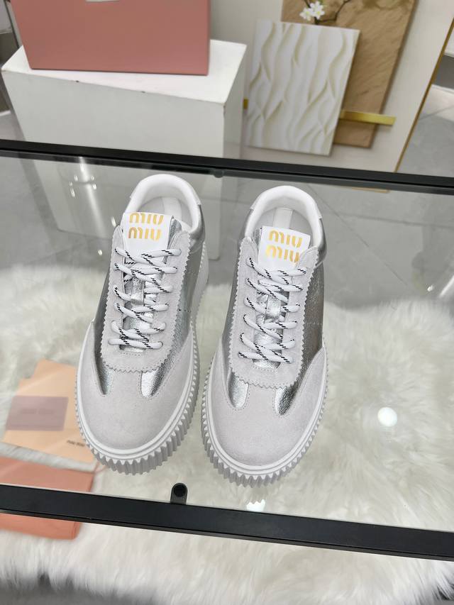 实价 缪缪Miumiu新款上市 Miumiu25年新款 厚底饼干鞋 最新走秀款，经典升级 舒适度与时髦度并存 每个颜色搭配都好看，设计搭配不同风格需求 鞋面：原