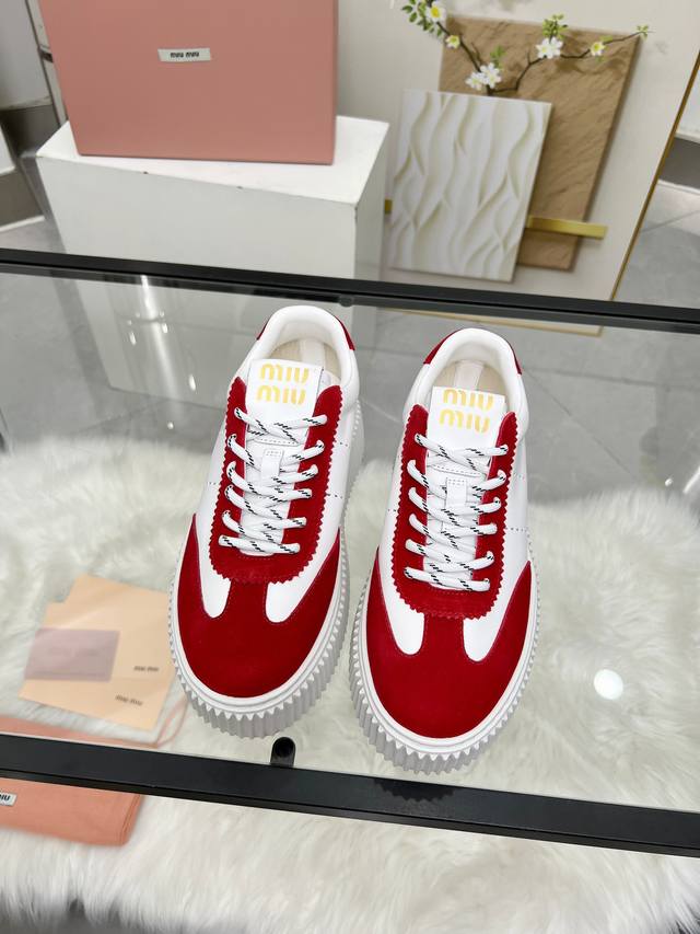 实价 缪缪Miumiu新款上市 Miumiu25年新款 厚底饼干鞋 最新走秀款，经典升级 舒适度与时髦度并存 每个颜色搭配都好看，设计搭配不同风格需求 鞋面：原